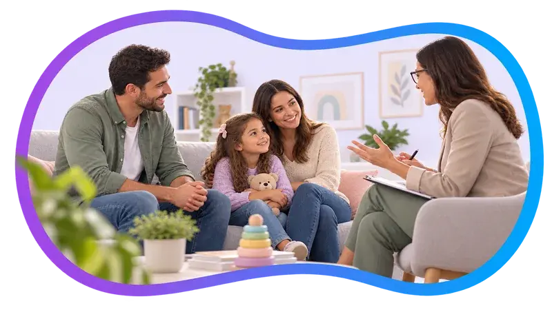 Cena ilustrativa: um casal e uma menina sentados juntos em um sofá conversam com uma profissional que os escuta com uma prancheta no colo.